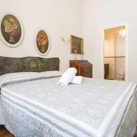 Apartment Tornaquinci Palace